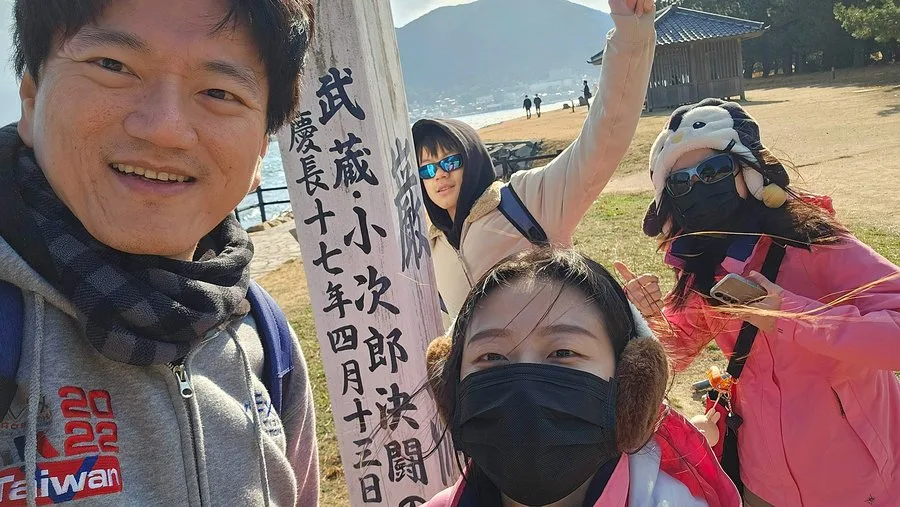 蔡依橙與家人在巖流島